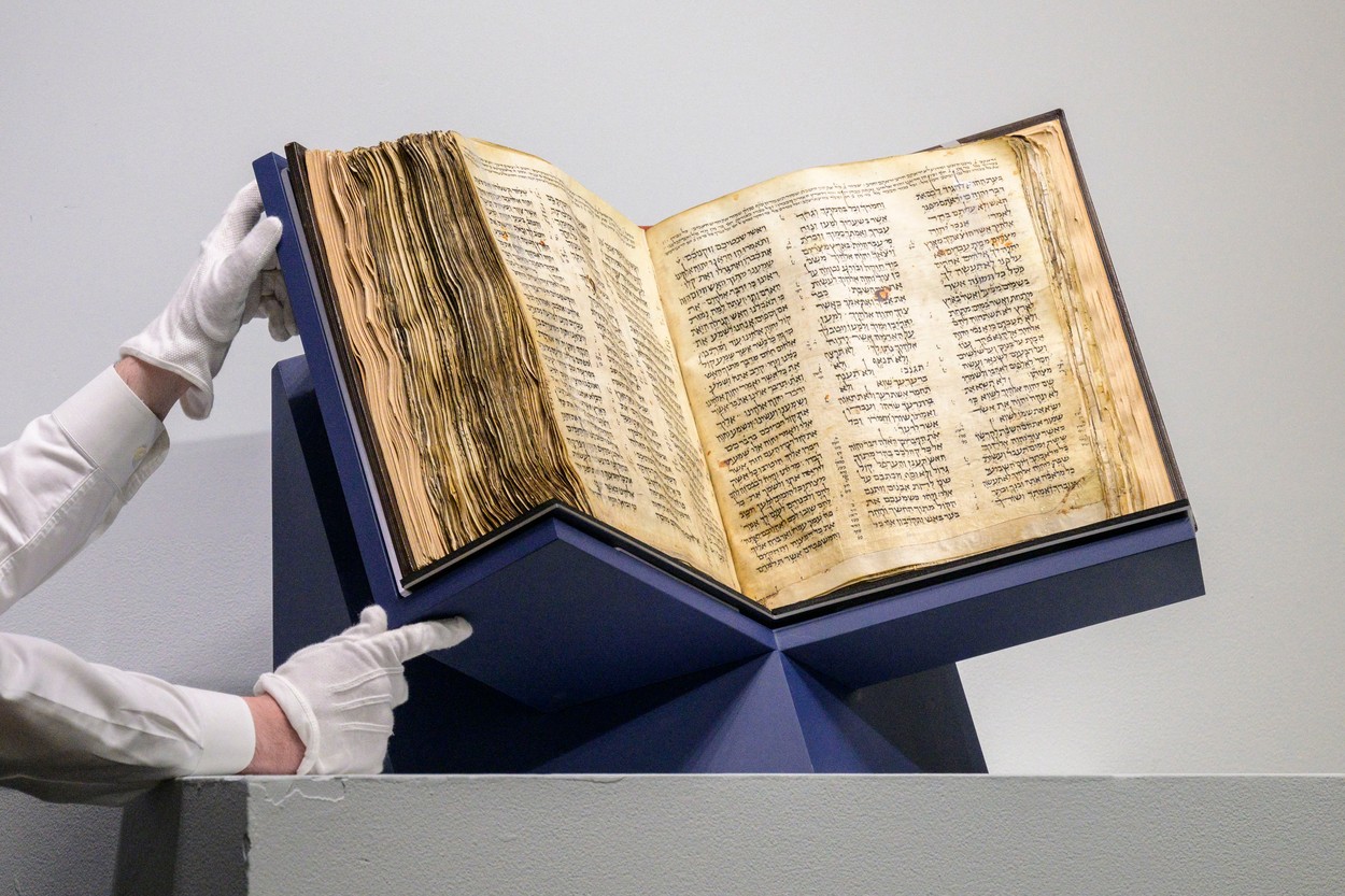 Un fost ambasador al SUA în România a cumpărat o Biblie veche de 1.000 de ani. Suma plătită, una record