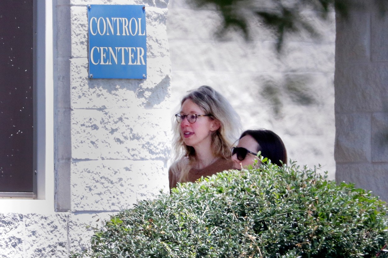 Fondatoarea Theranos, Elizabeth Holmes, CONDAMNATĂ la 11 ani de închisoare. A pretins că are tehnologia „minune” care detectează instant diabetul