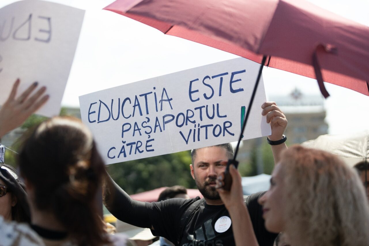 Greva profesorilor continuă, după EȘECUL negocierilor de joi. Liderii sindicali cer MAJORAREA veniturilor angajaţilor din sistem cu 25%