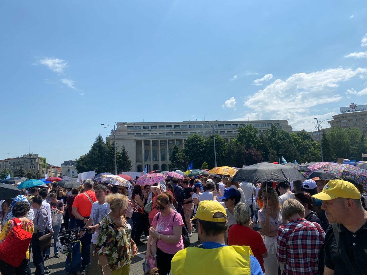 VIDEO. Sindicaliștii din Educație au ieșit în stradă, după patru zile de grevă generală. Mii de profesori sunt ACUM în Piața Victoriei