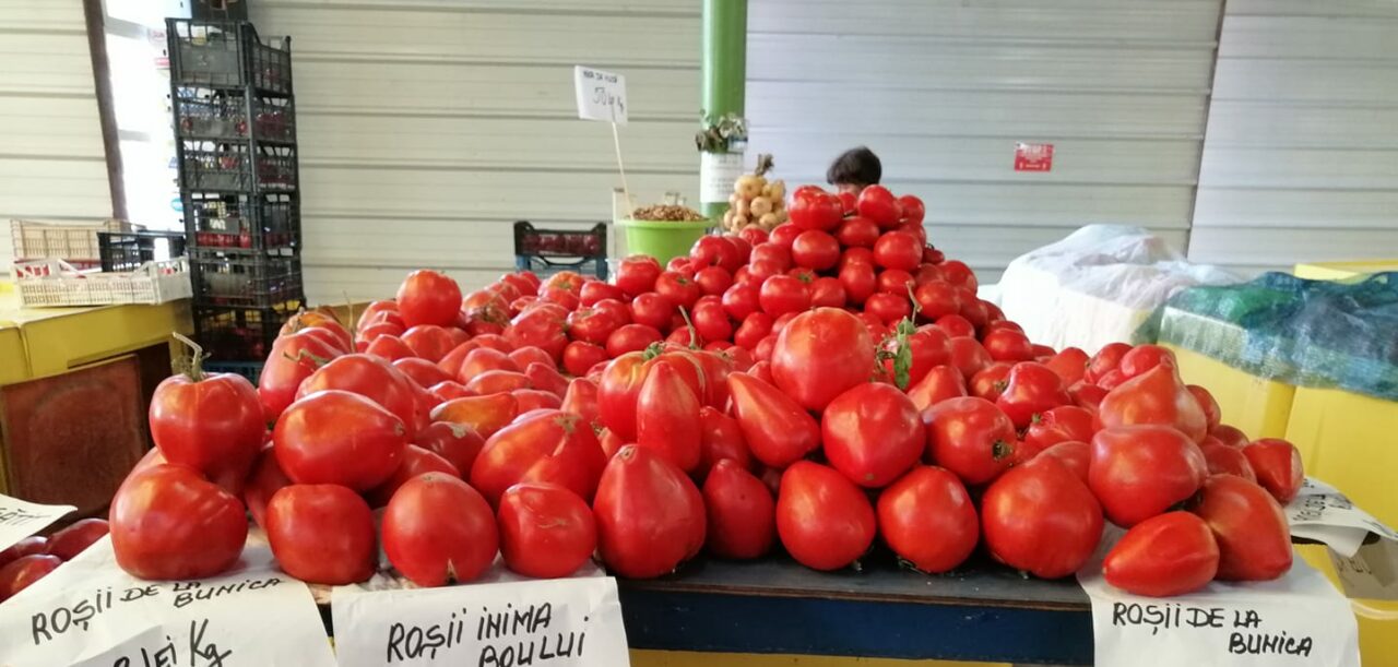 Motivul pentru care NU vei mai cumpăra niciodată roșii cu ”țugui” din piață