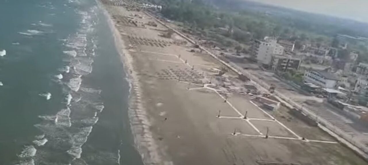 ALERTĂ în staţiunea Mamaia. Două persoane, căutate cu scafandrii, după ce au intrat în apă şi nu au mai ieşit la mal