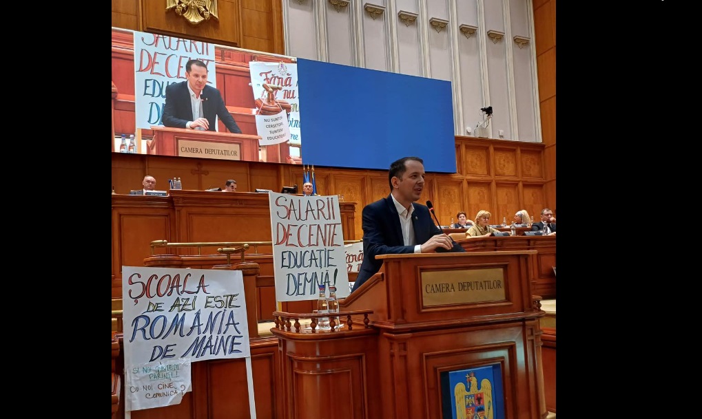 SCANDAL în Parlament: USR a adus mesajele profesorilor aflați în grevă – FOTO