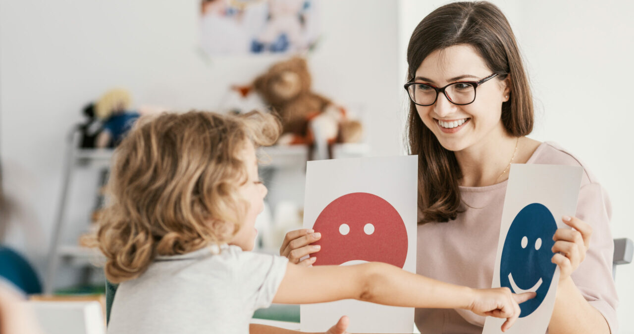 Suma infimă cu care statul român ajută copiii cu autism. Ce înseamnă, de fapt, să ai un astfel de copil în familie, ce costuri are doar terapia