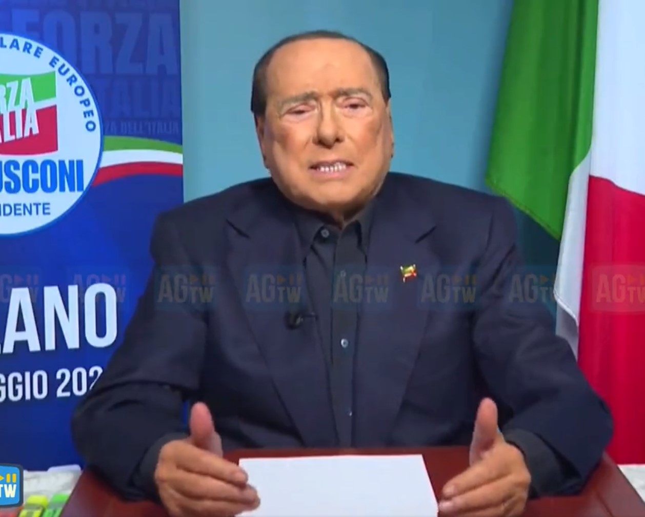 Silvio Berlusconi, mesaj din salonul de spital la congresul partidului Forza Italia: „Iată-mă! Port cămașă și vestă prima dată în ultima lună”