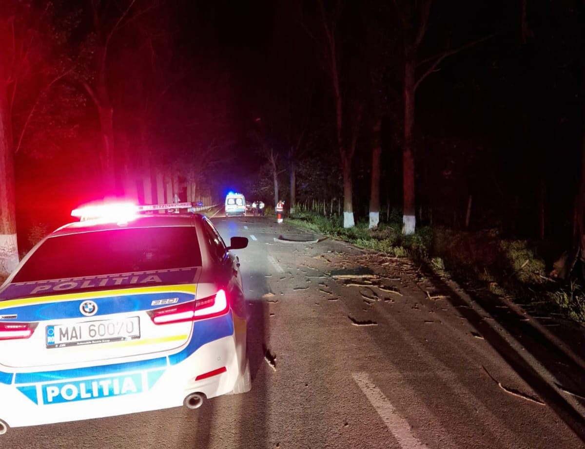 FOTO. Sfârșit cumplit pentru un tânăr de 21 de ani din Tulcea. A pierdut controlul volanului și a intrat cu mașina într-un copac