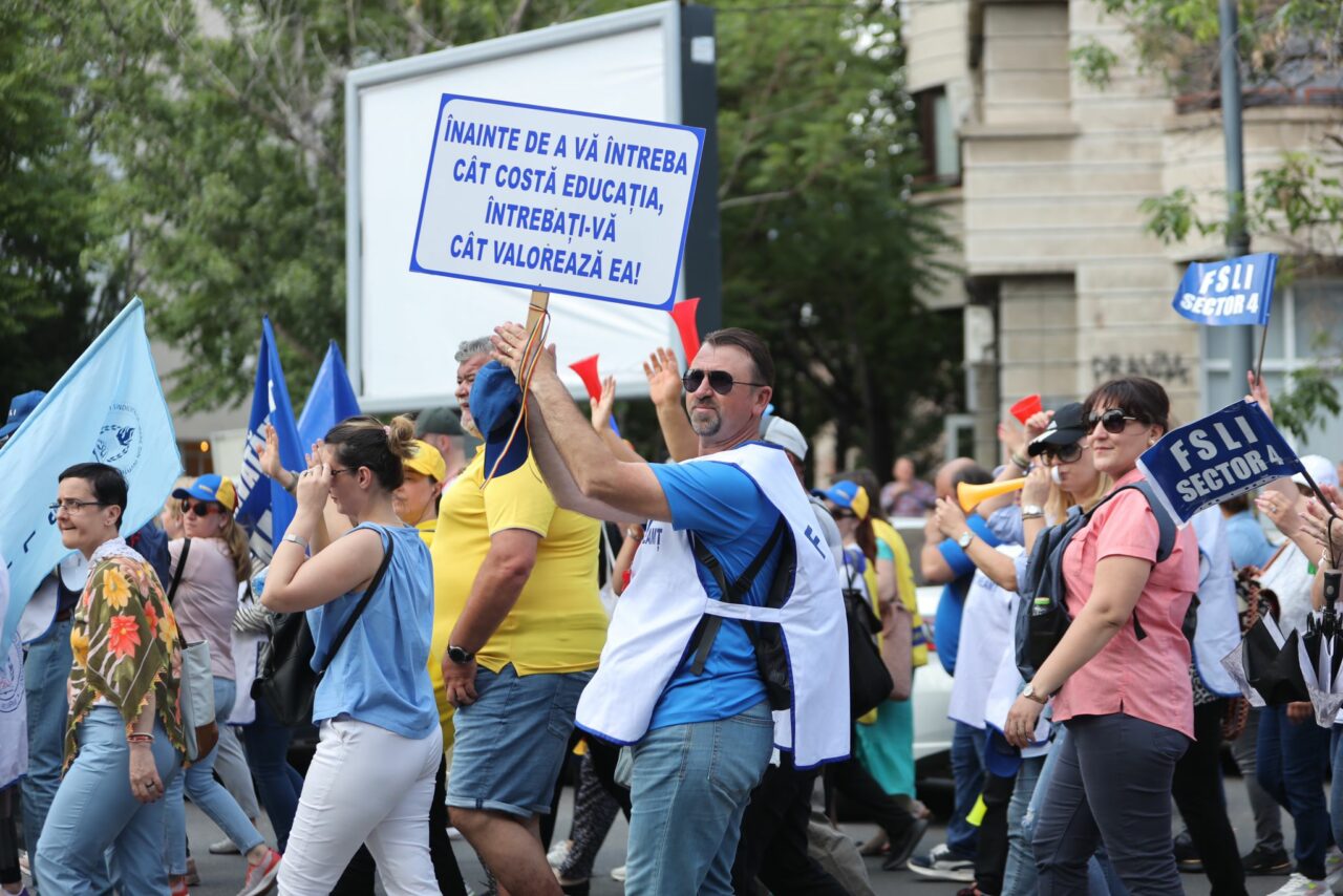 ULTIMA ORĂ. Guvernul adoptă un Memorandum privind majorările salariale acordate personalului din Educație. Când vor primi profesorii mai mulți bani