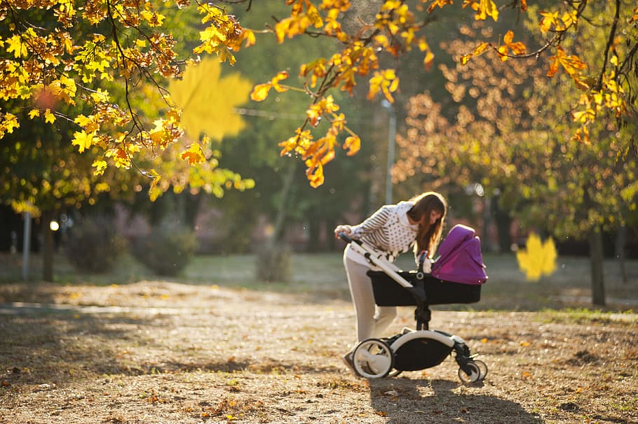 Incredibil ce i-a făcut o BONĂ unei fetițe de 2 ani, în parc, sub privirile indignate ale trecătorilor! „Ca mamă, a fost greu să privesc”