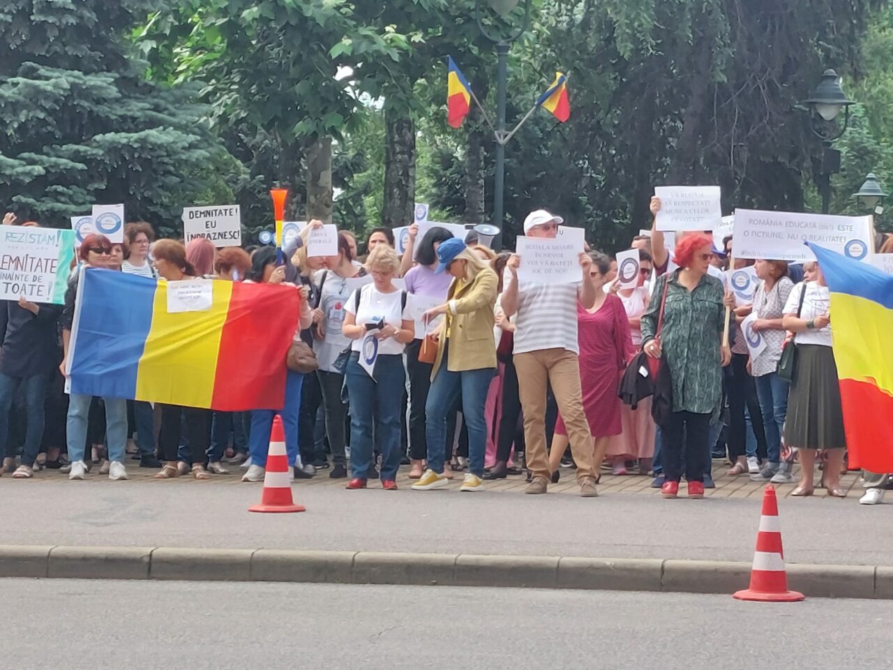 VIDEO Continuă GREVA profesorilor în Mehedinți. 500 de cadre didactice protestează timp de 3 zile