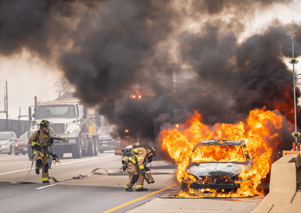 Autoturism HIBRID, făcut scrum în garajul unei case. Ce a declanșat incendiul