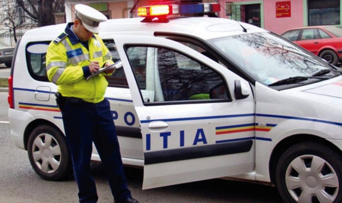 Un bărbat din Calafat şi-a FOTOGRAFIAT buletinul de vot, iar apoi a fost „felicitat” de polițiști: Oamenii legii l-au dus direct la secție!