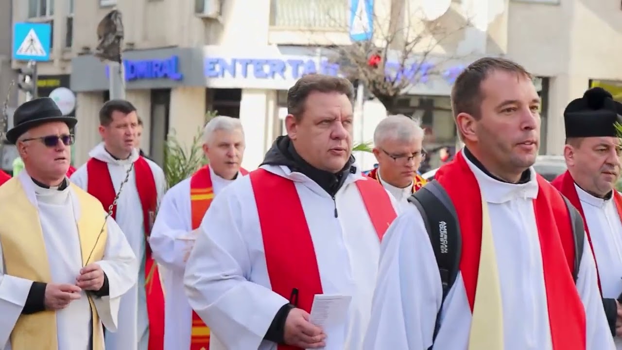 PROCESIUNE cu Preasfântul Sacrament pe străzile din centrul Capitalei / Sărbătoarea datează din secolul al XIII-lea