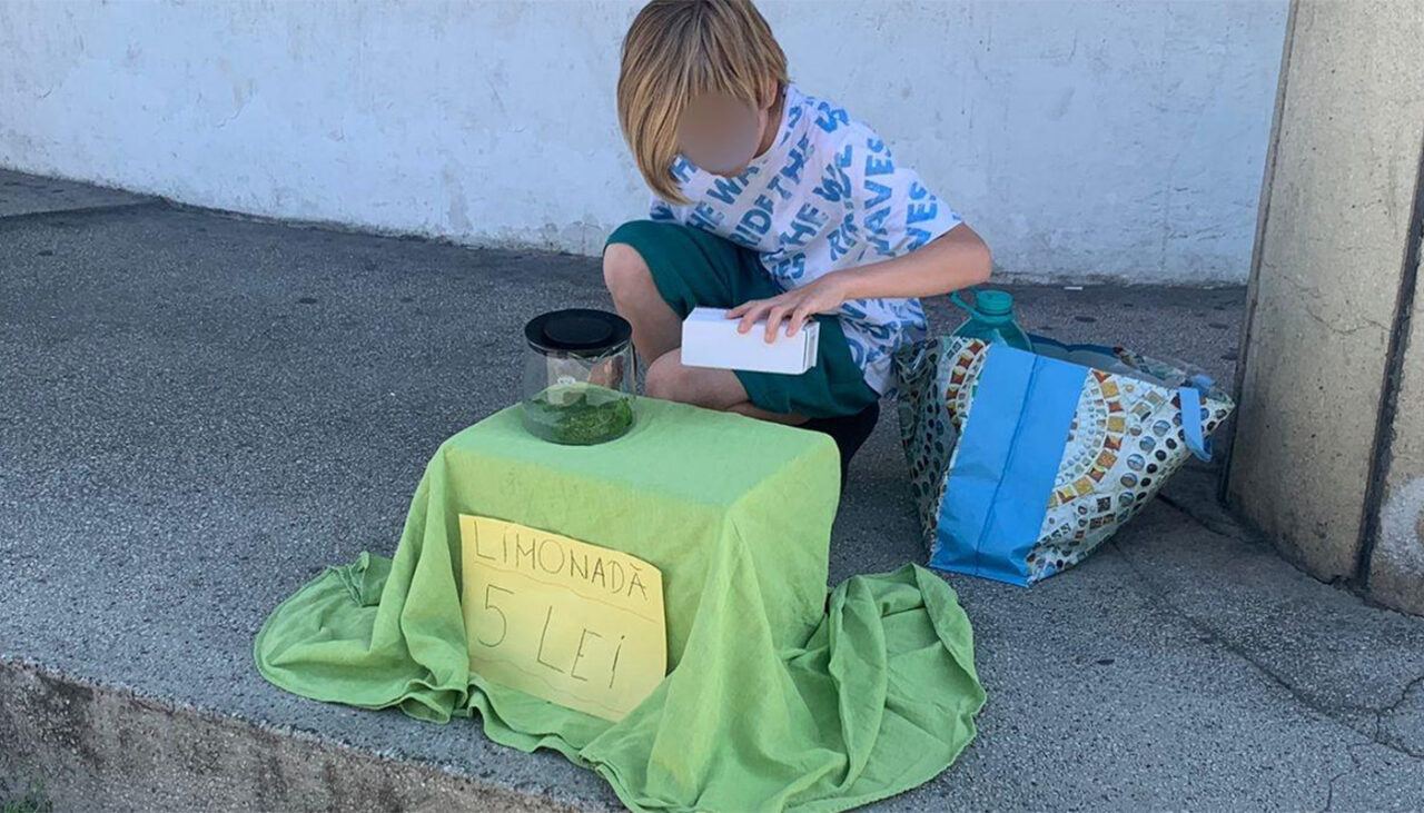 Câți lei câștigă zilnic Matei, elevul de clasa a 5-a care vinde LIMONADĂ în Piața Cipariu din Cluj-Napoca