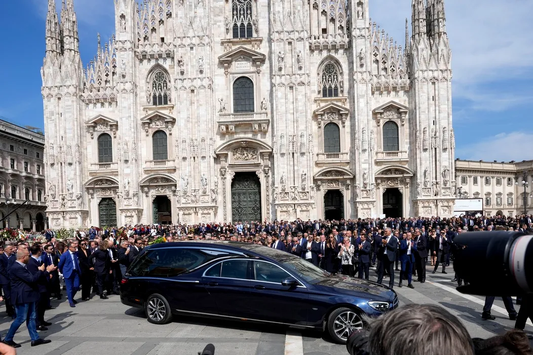Cine este românca de 21 de ani arestată pentru tentativă de furt în timpul funeraliilor lui Silvio BERLUSCONI / A riscat totul pentru a face asta