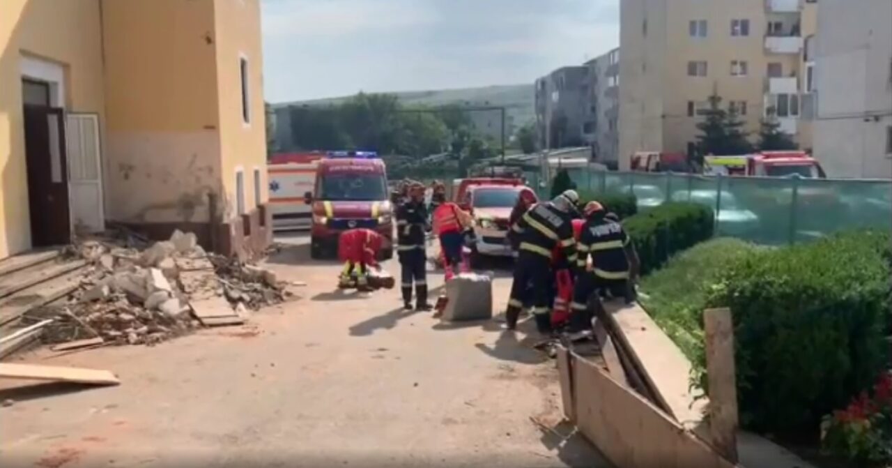 CLUJ: Tavanul unui imobil aflat în reabilitare s-a prăbușit peste muncitori