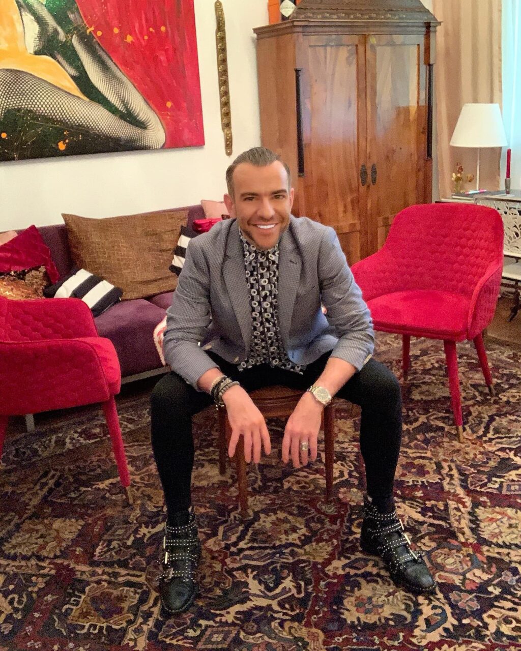 Un celebru creator de modă a fost găsit spânzurat, în București. Vedeta suferea de depresie