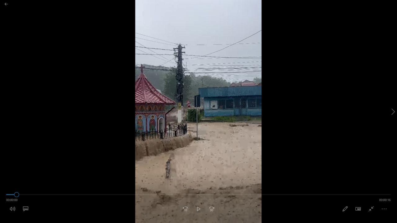 O comună din Dâmbovița, măturată de viitură. Străzile s-au transformat în râuri