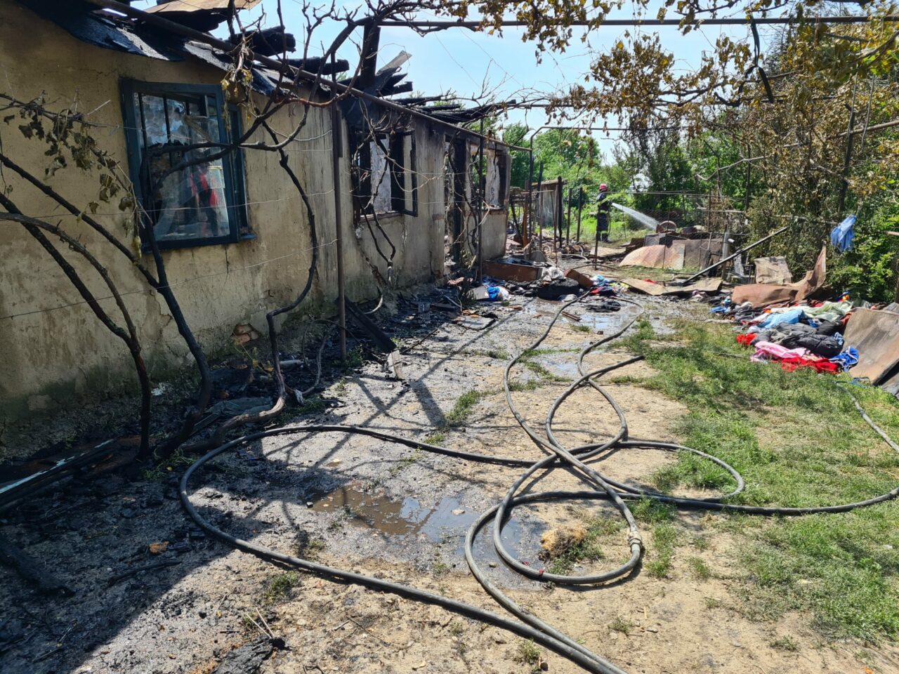 O sobă improvizată a făcut scrum o casă din Prahova. Incendiul s-a extins și la anexe