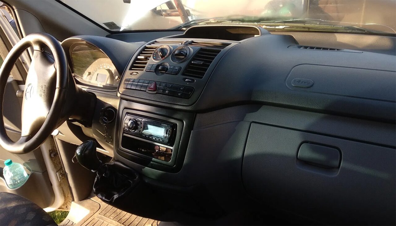 Trei bărbați au reușit să dezactiveze închiderea centralizată a mai multor mașini și au FURAT din interiorul autoturismelor 193.000 de euro