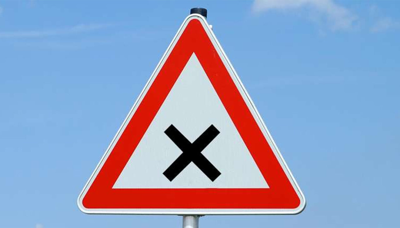 Nu mulți șoferi români știu ce înseamnă acest indicator rutier. Unde poate fi întâlnit semnul cu cruce neagră