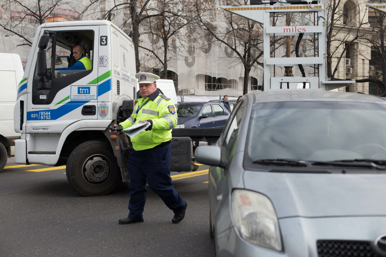 Ce RISCĂ șoferii care parchează pe trotuar, inclusiv în fața casei. Codul Rutier, actualizat în 2025, este clar în această privință
