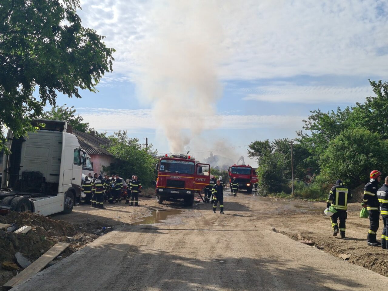 Incendiu în sudul Capitalei | Pompierii intervin de urgență cu 12 autospeciale
