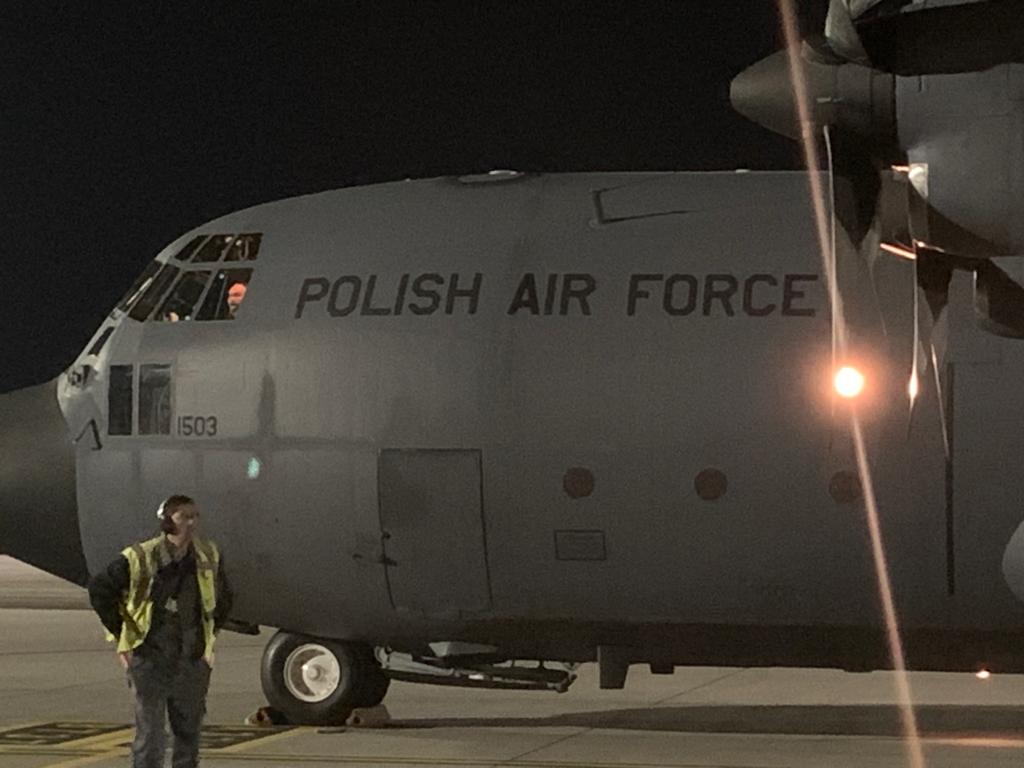 Polonia a trimis Republicii Moldova șase avioane cu ARME, muniții și echipamente: „Are nevoie de sprijinul nostru”