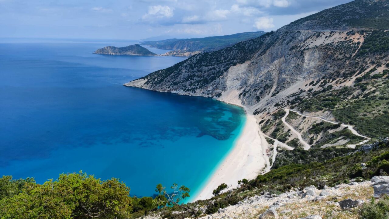 Cât COSTĂ benzina până în Grecia. Ce alte cheltuieli apar dacă mergi în vacanţă cu maşina