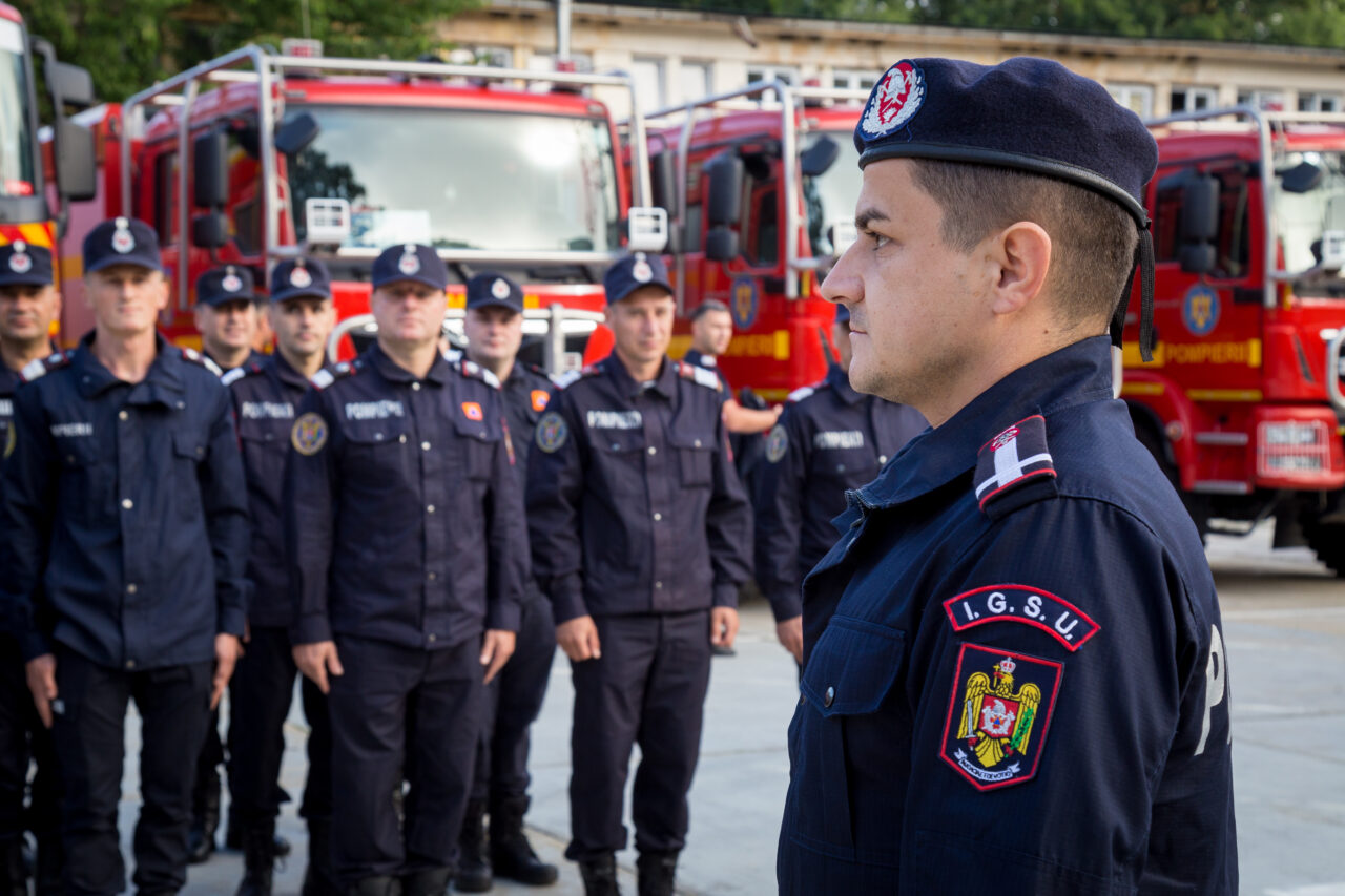 România trimite primii 40 pompieri în Grecia. Predoiu: Duceți mai departe tradițiile de solidaritate ale poporului român