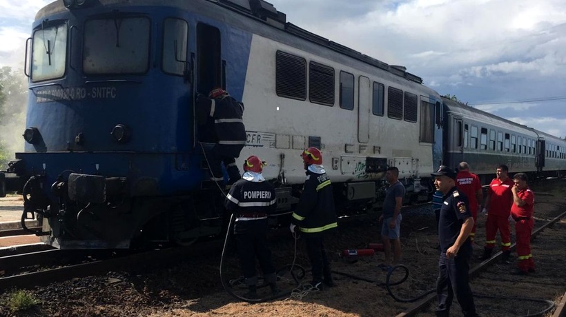 ULTIMA ORĂ! Momente de panică, după ce locomotiva unui tren a luat foc. Pompierii au intervenit de urgență, iar călătorii s-au autoevacuat