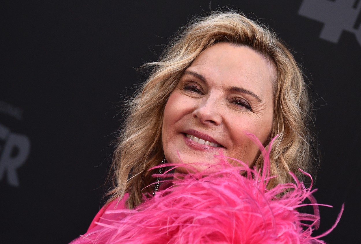 Kim Cattrall se va întoarce în rolul Samanthei Jones la finalul sezonului al doilea din ”And Just Like That…”