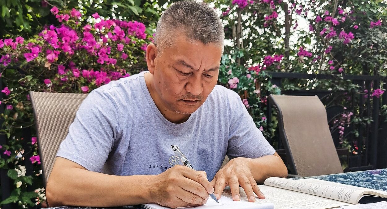 Un milionar chinez a RATAT examenul de bacalaureat pentru a 27-a oară