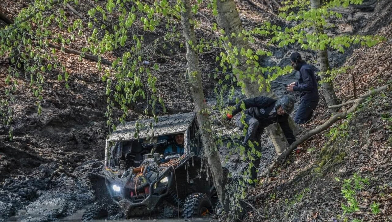 Cine e pilotul care apare în COSTUM în noroaiele de la off-road!