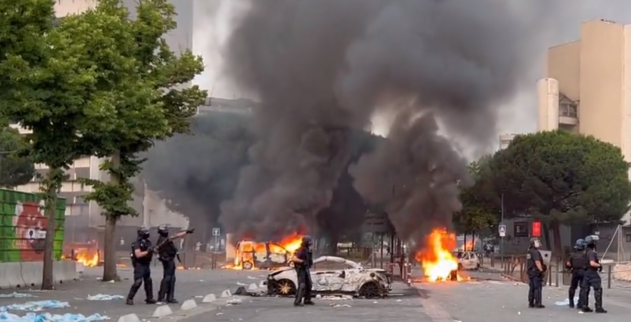 VIDEO| „Justiţie pentru Nahel” Haos în Franța, după ce un tânăr de 17 ani a fost împușcat mortal de un polițist. Macron convoacă CELULA DE CRIZĂ