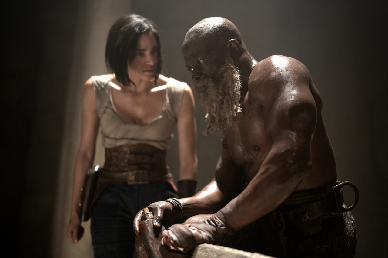 ”Rebel Moon”, o poveste epică semnată de Zack Snyder, cu Sofia Boutella în rolul principal, are premiera în decembrie, pe Netflix