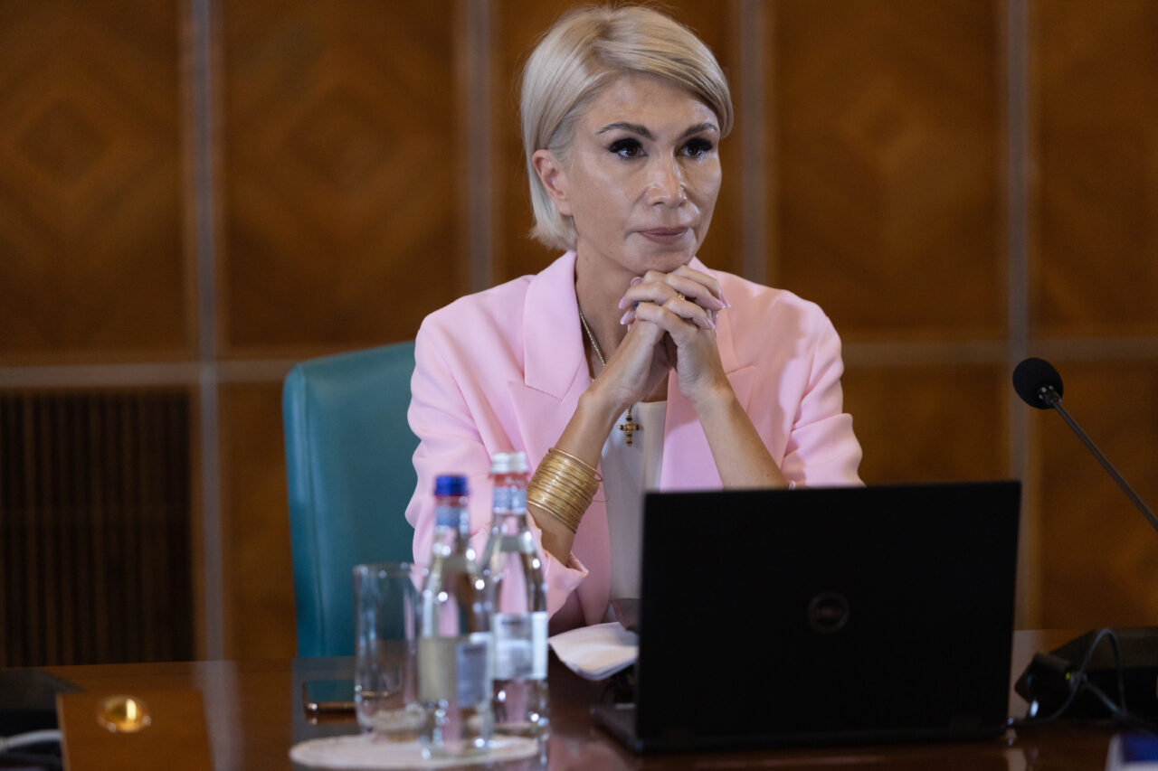 Copiii care au părinții plecați din țară, ajutați din fonduri europene. Vor beneficia de programe de after-school, rechizite și haine pentru școală