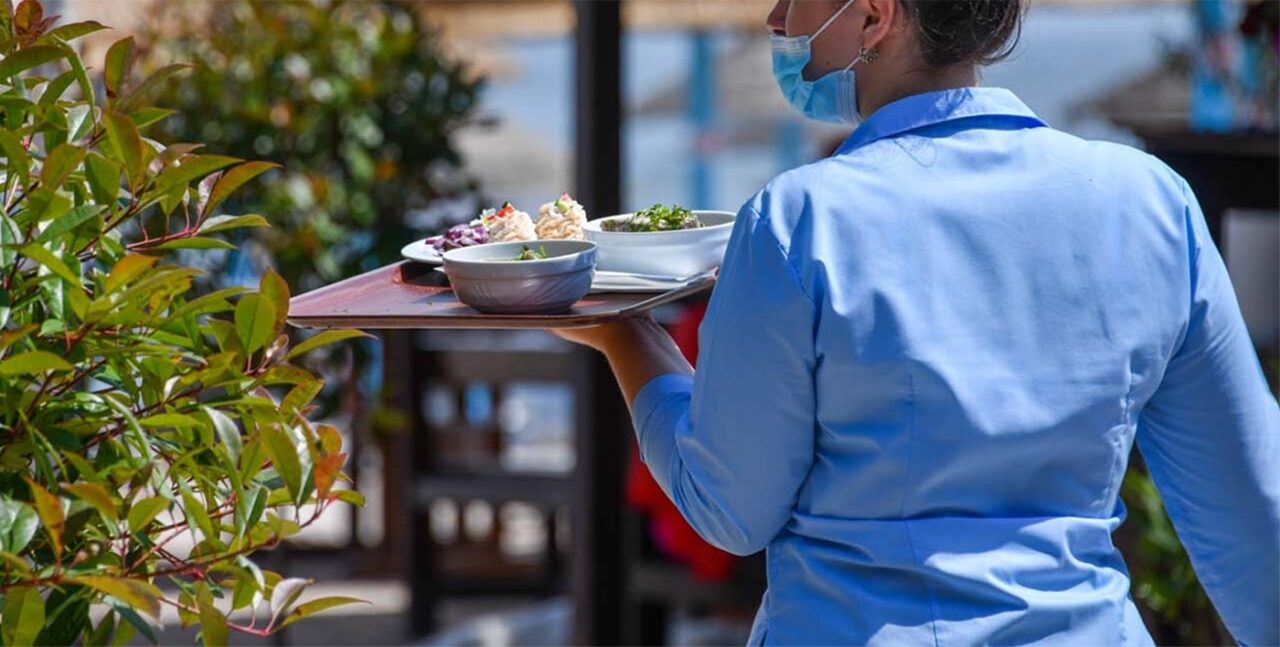 Un restaurant trebuie să plătească salariaților 140.000 de dolari după ce ar fi angajat un PREOT FALS pentru a le afla „păcatele”