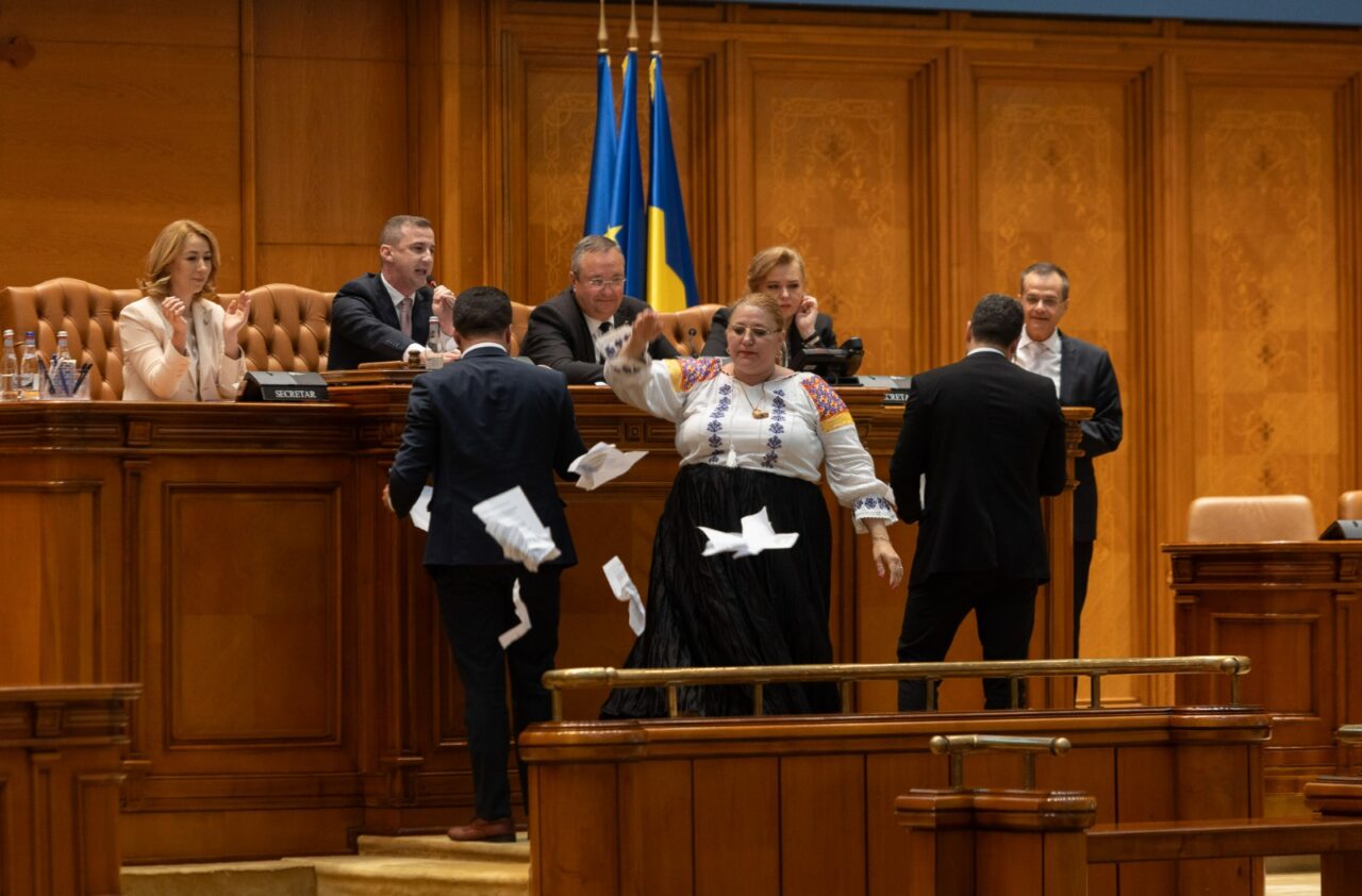 Atenție, fără țipete în Parlament! Deputații și senatorii gălăgioși vor fi evacuați din sală și penalizați