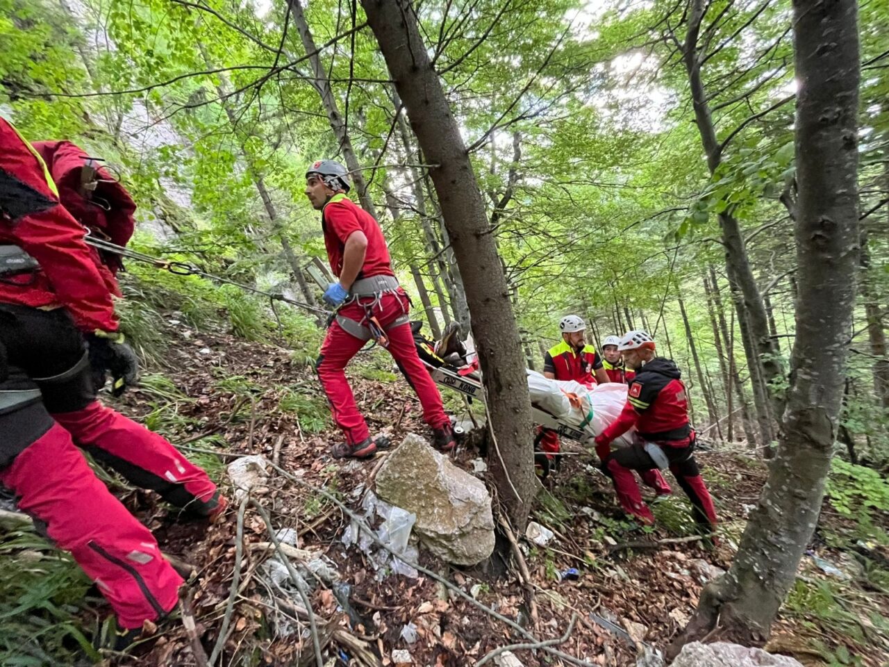 Un turist a murit în Munții Bucegi. Salvamontiștii l-au găsit într-o zonă greu accesibilă, unde căzuse din apropierea Cotei 1400