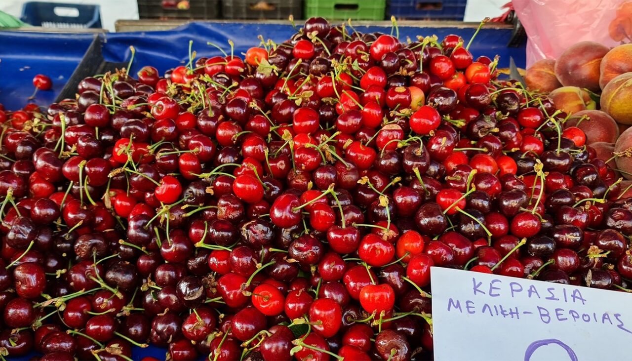 Turiștii români au crezut că nu văd bine! Câți lei costă 1 kg de CIREȘE în Grecia. Sunt mult mai ieftine ca la noi
