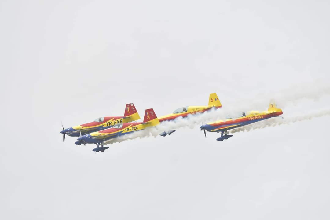 Miting aviatic la Craiova. Spectatorii au urmărit evoluții aviatice SPECTACULOASE