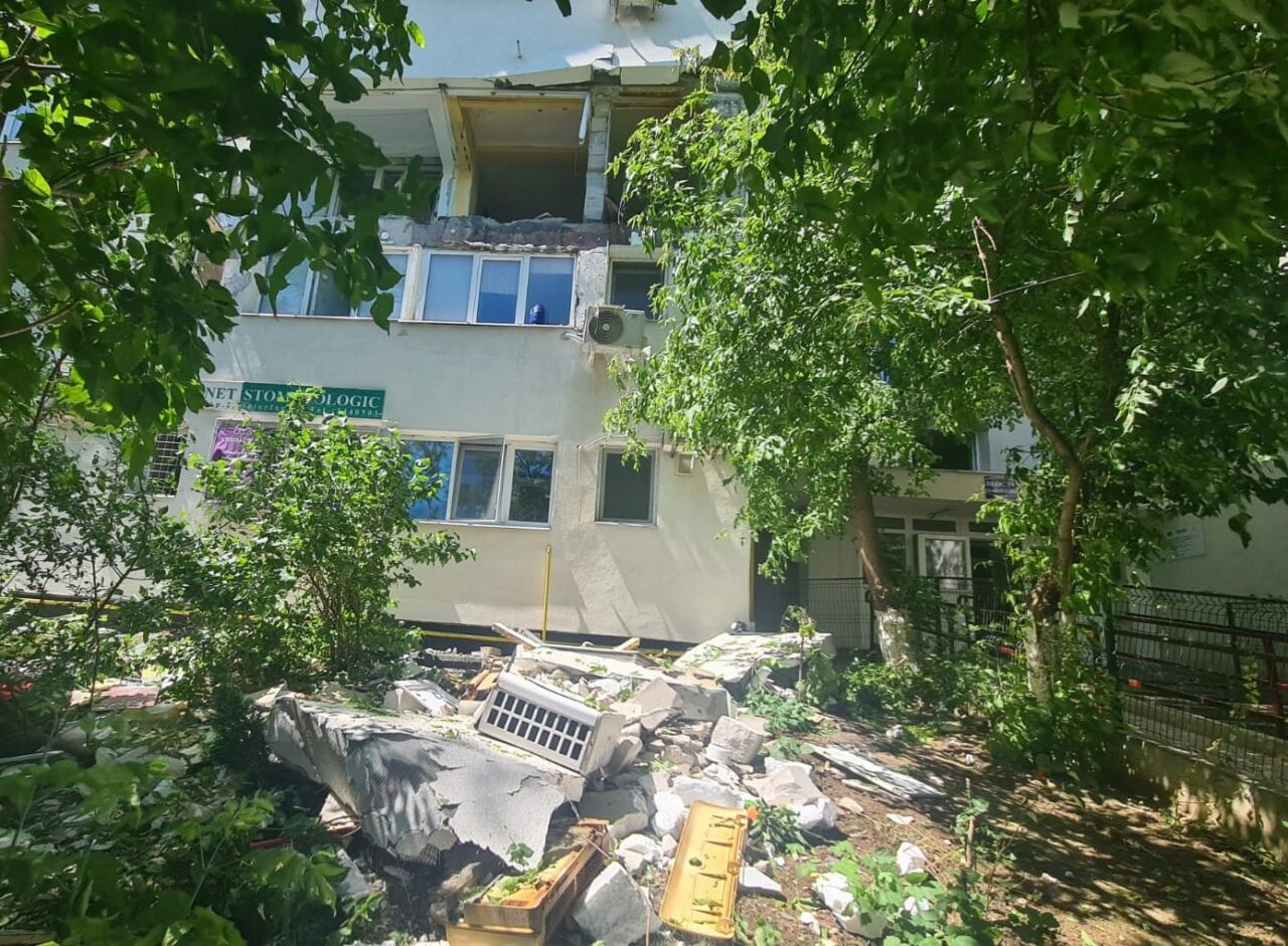 VIDEO | Explozie într-un apartament din București. O persoană a fost grav rănită, iar locatarii au fost evacuați