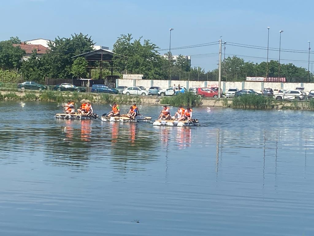 Cursă cu plute din PET-uri, organizată de liceeni din Craiova pe lacul de la Hanul Doctorului