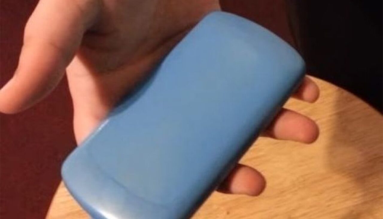 Îți ții telefonul mobil în HUSĂ pe timp de vară? Greșeala pe care mulți români o fac