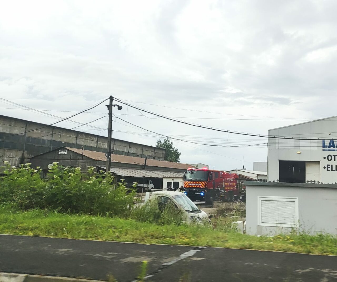 Incendiu în Târgoviște. Arde o hală în apropiere de un centru comercial / A fost emis mesaj RO-ALERT