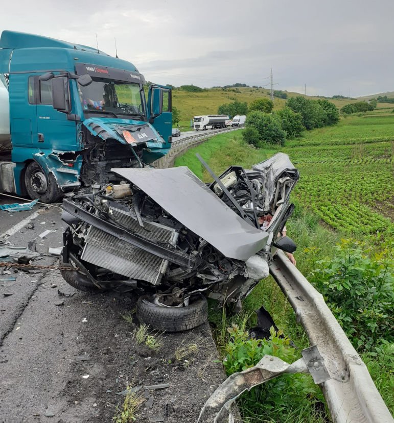 Doi tineri au murit într-un ACCIDENT cumplit, în Cluj. Mașina a fost făcută bucăți după ce s-a izbit de o cisternă