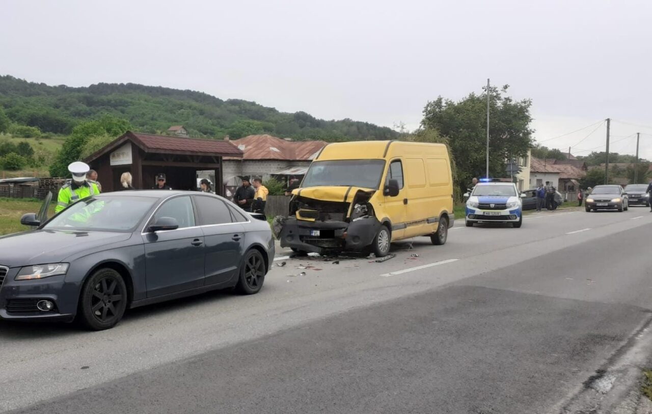 Opt persoane, între care o adolescentă de 17 ani, au fost RĂNITE după ce două maşini s-au ciocnit pe o șosea din Vâlcea