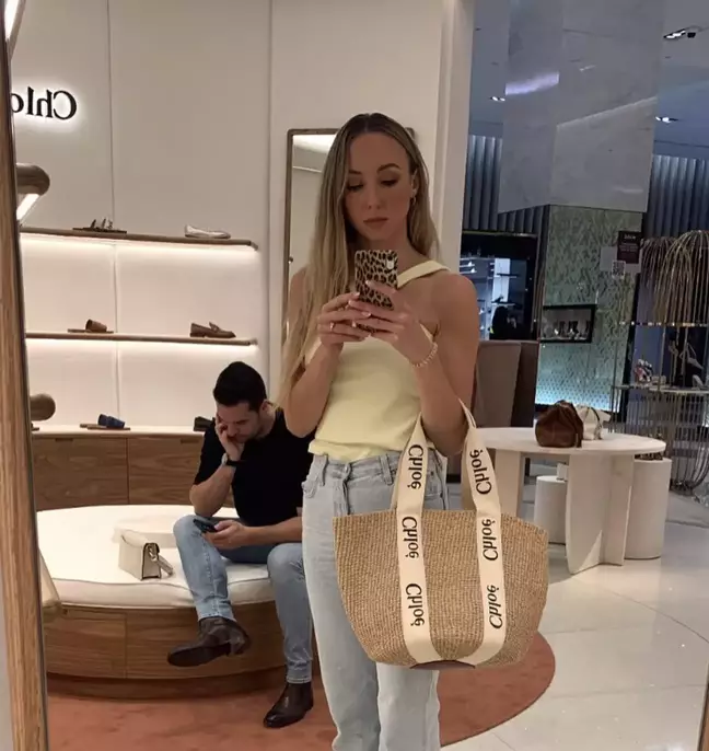 Alexandra a renunțat la cariera de make-up artist pentru un „job de vis”: SALARIUL nu este impozitat și are cazare asigurată / Unde lucrează