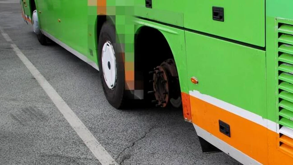 Motivul pentru care un autocar românesc a fost SECHESTRAT de polițiștii austrieci. Călătorii au rămas în drum