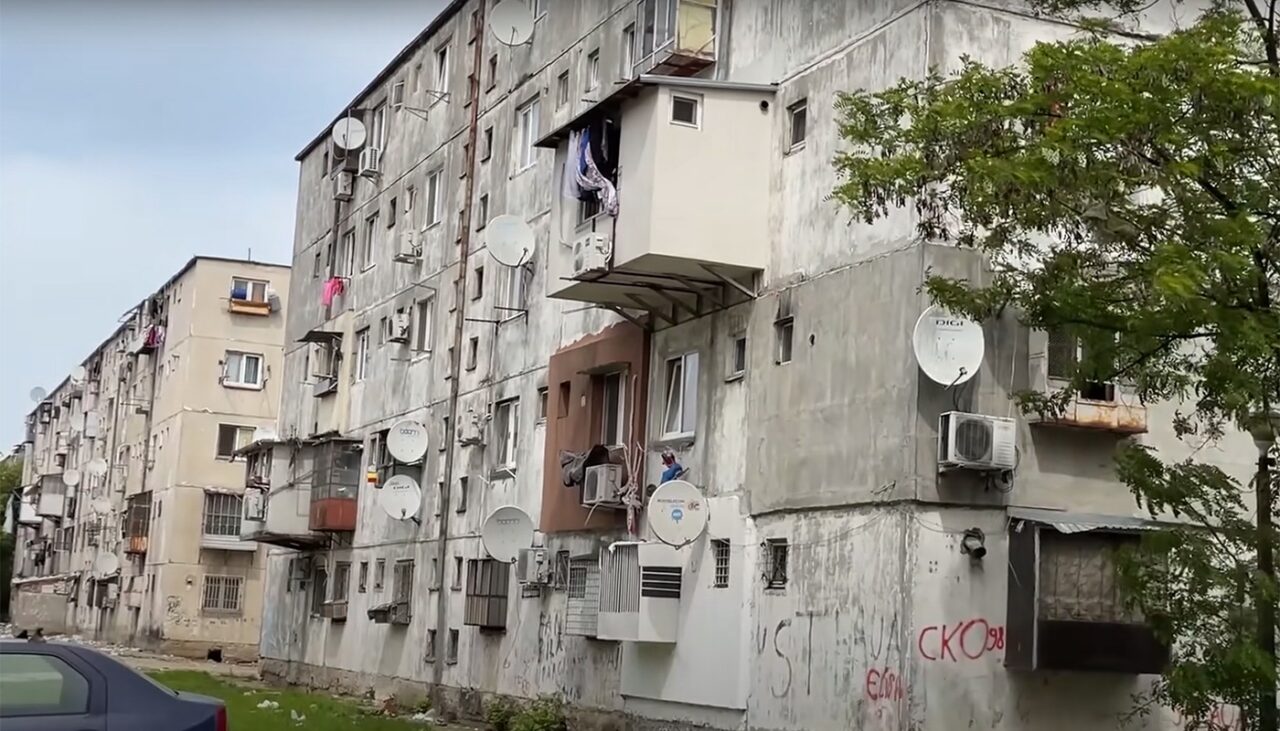 Imagini IREALE din Ferentari! Cum și-a construit un bucureștean balcon, de unul singur